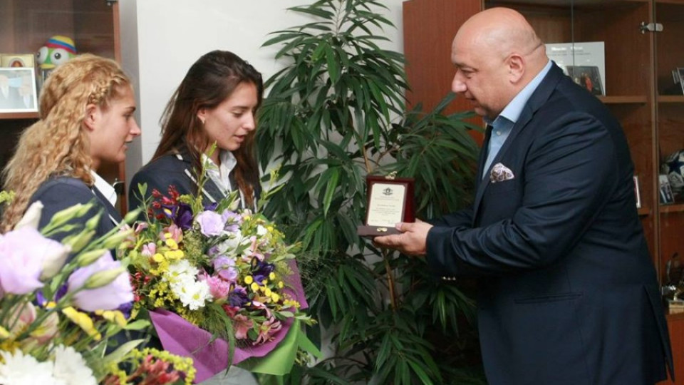 Министър Кралев предложи две зали на златните сестри | StandartNews.com