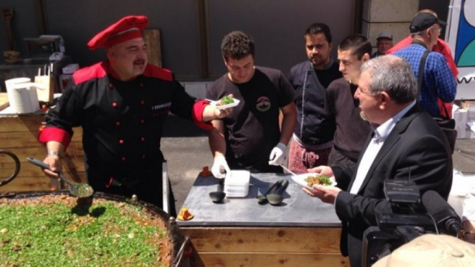 Правят "Обяд с храни от Балкана" за 300 души | StandartNews.com