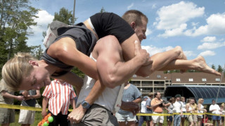 Финландец спечели световния шампионат по носене на съпруги (ВИДЕО)