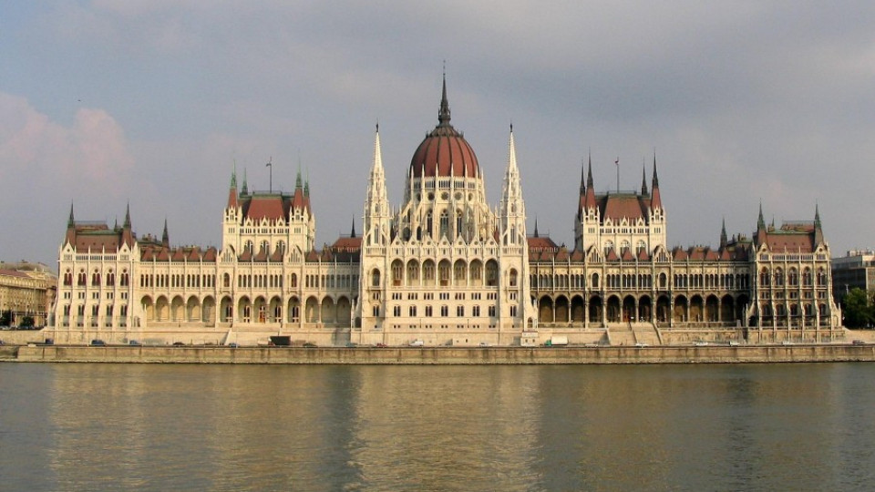 Унгария прокара закон за стената срещу бежанците | StandartNews.com