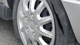 Нарязаха гумите на пет автомобила в Раднево  