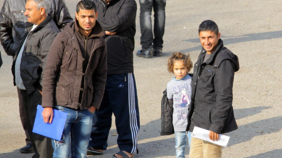 Разпределят 40 хил. бежанци из Европа | StandartNews.com
