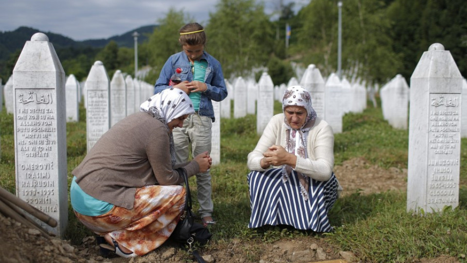 50 000 почитат жертвите от клането в Сребреница | StandartNews.com