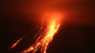 Вулканът Колима изригна, стотици се евакуираха (ВИДЕО)