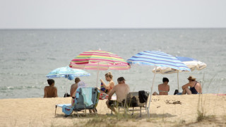 Чадър и шезлонг на плажа с касова бележка от 21 юли