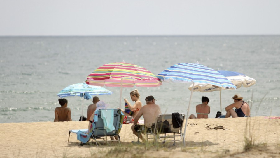 Чадър и шезлонг на плажа с касова бележка от 21 юли | StandartNews.com