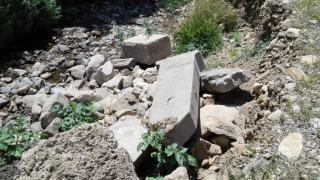 Надгробни плочи изплуваха край река в Шипка