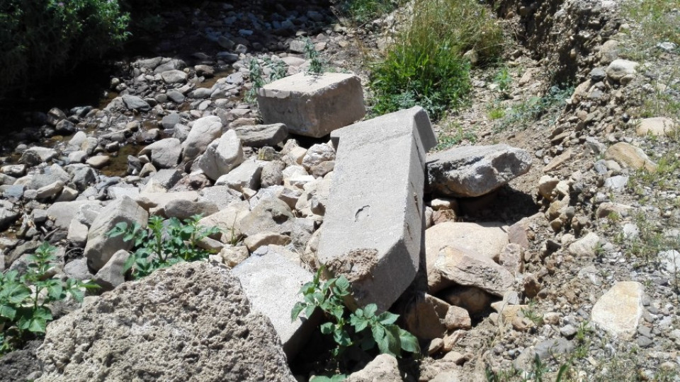 Надгробни плочи изплуваха край река в Шипка | StandartNews.com
