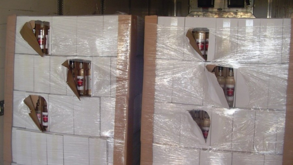 Митничари задържаха 14,5 тона водка, маскирана като ябълков сок | StandartNews.com