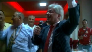ВИДЕО: Вальо Михов пее за Пената