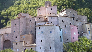 Продават древно село в Италия за 21,5 млн. евро
