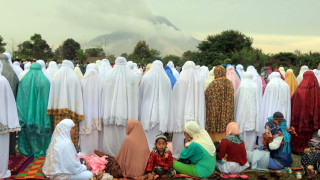 Вулкани блокираха Индонезия