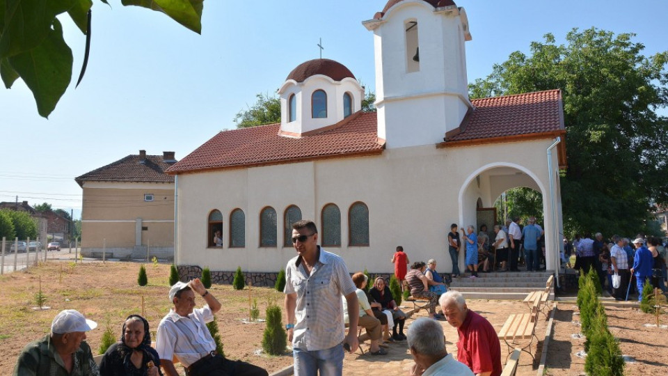  В Долно Озирово осветиха нов храм, първият в селото | StandartNews.com