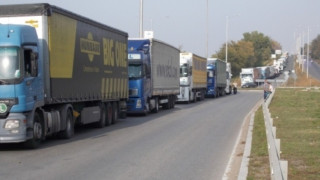 Високите температури спряха камионите за Гърция
