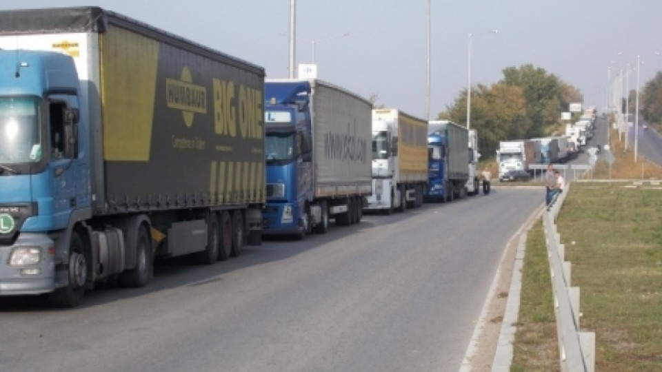 Високите температури спряха камионите за Гърция | StandartNews.com