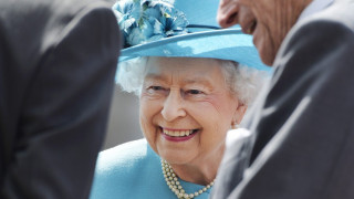 Разследват нацистки поздрав на кралицата