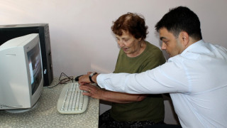 Кмет сърфира с баби в интернет