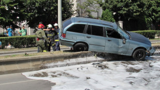 БМВ катастрофира пред полицията в Русе