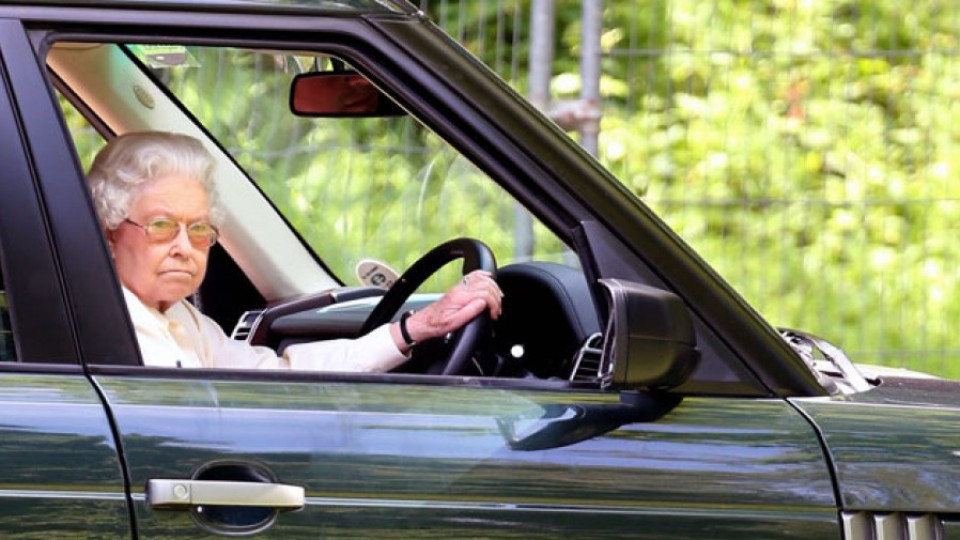 Кралицата шофира като луда | StandartNews.com
