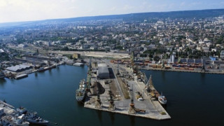 Нов четириколесен гигант вдига товари от 20 тона на порт Варна