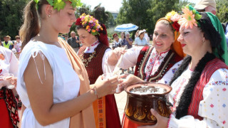 Разград замириса на айрян с билки