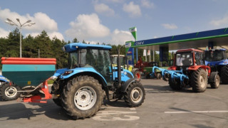 Земеделци блокираха шосетата с трактори (ОБЗОР)