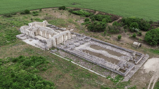 Бликна свещеният извор на Плиска