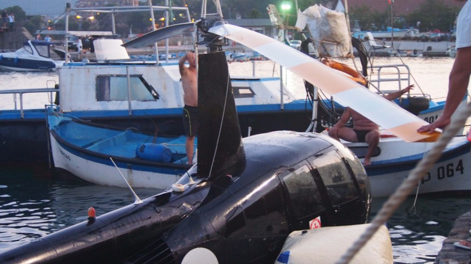 Падналият хеликоптер в морето край Царево е изваден от водата | StandartNews.com