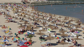 Чужденци пестят от сянка на плажа с байганьовски номера