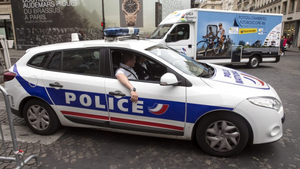 Кола опита да се вреже в полицаи на Тур дьо Франс | StandartNews.com