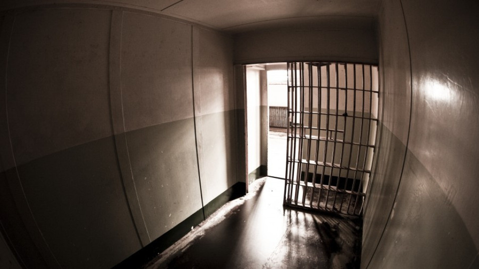 Затворник опита да избяга, наръга надзирател | StandartNews.com