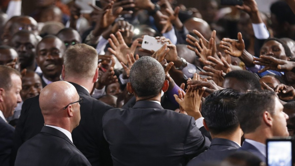 Кръстиха кенийче на самолета на Обама | StandartNews.com