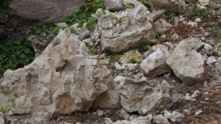 Опасност от падащи камъни има по пътя за Карнобат