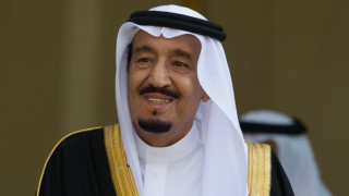 Саудитският крал пристигна във Франция с 1000 души антураж