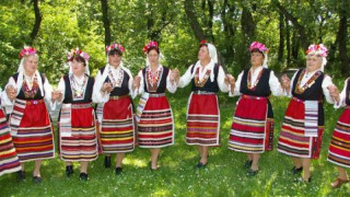 Французи играят български танци в Разлог