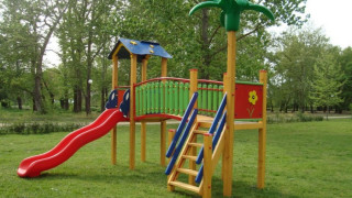 САЩ ремонтира детска площадка в Сунгурларе