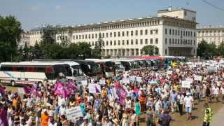 10 000 искат оставката на Иванов (ОБЗОР)