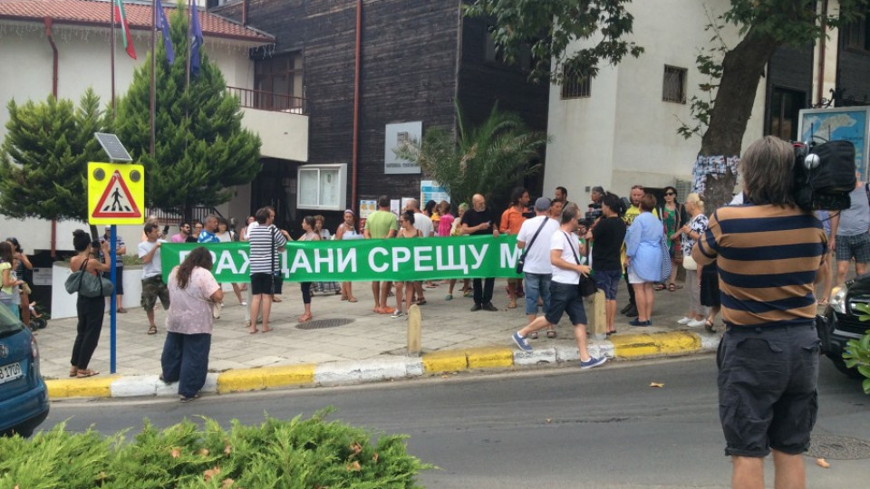 Протест в защита на плажа Апелу в Созопол | StandartNews.com