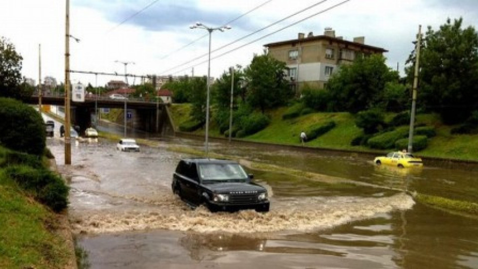 Пороен дъжд се изсипа и наводни Русе | StandartNews.com