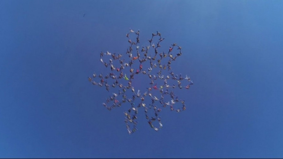 Рекорд: 164-ма парашутисти образуваха цвете (ВИДЕО) | StandartNews.com