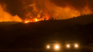 Евакуират хиляди заради пожарите в Калифорния