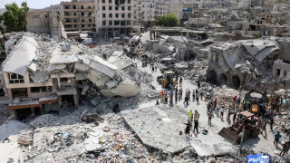 Военен самолет падна на оживен пазар в Сирия