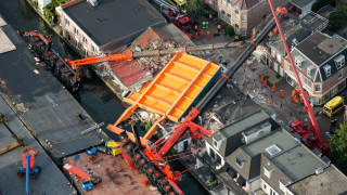 Кранове рухнаха върху сграда в Холандия (ВИДЕО)