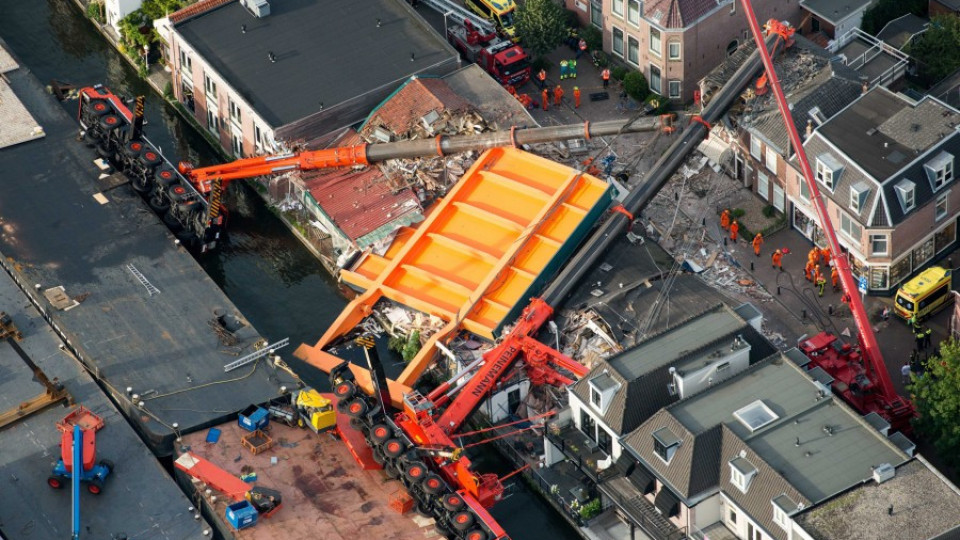 Кранове рухнаха върху сграда в Холандия (ВИДЕО) | StandartNews.com
