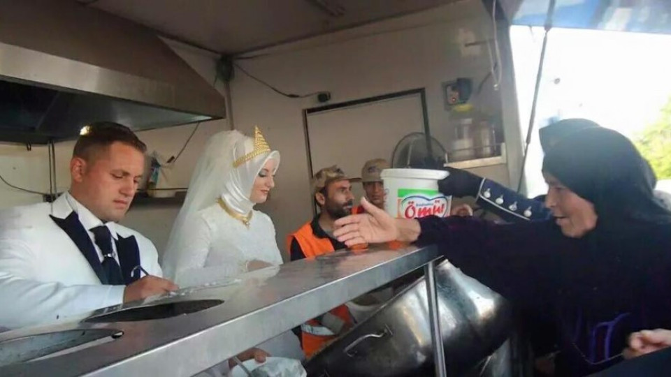 Турски младоженци нахраниха 4000 сирийски бежанци | StandartNews.com