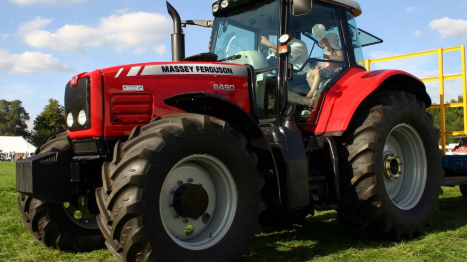 Трактори със CD-плеър и други екстри привличат вниманието на стопани | StandartNews.com