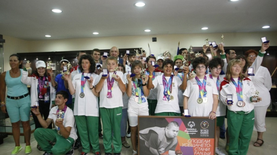 Кралев награди атлетите  от Спешъл Олимпикс - България | StandartNews.com