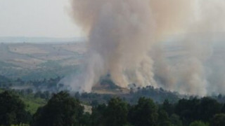 Гасенето на пожара в Лесово продължава