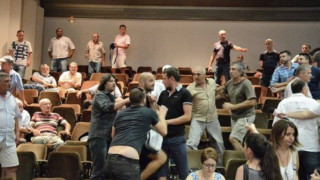 Бой в зала "Пленарна" във Варна заради футбола