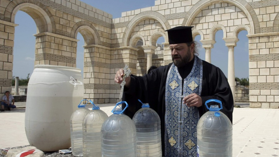 Чудотворната вода в Плиска осветена | StandartNews.com